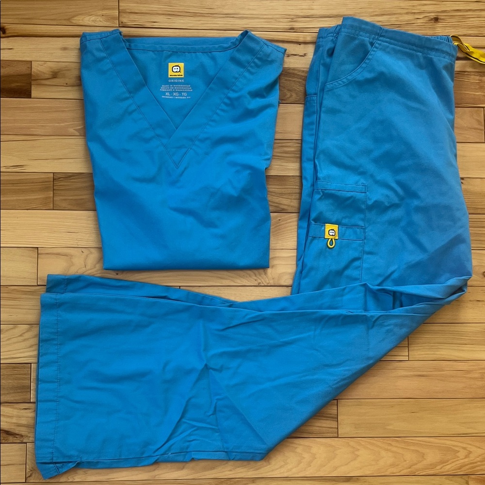 Wonderwink scrub set.  XL top, Large pants light blue